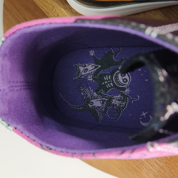 Tim Burton The Nightmare Before Christmas Size 6 1/2 Med Top Sneakers DISNEY NWT - Picture 15 of 17